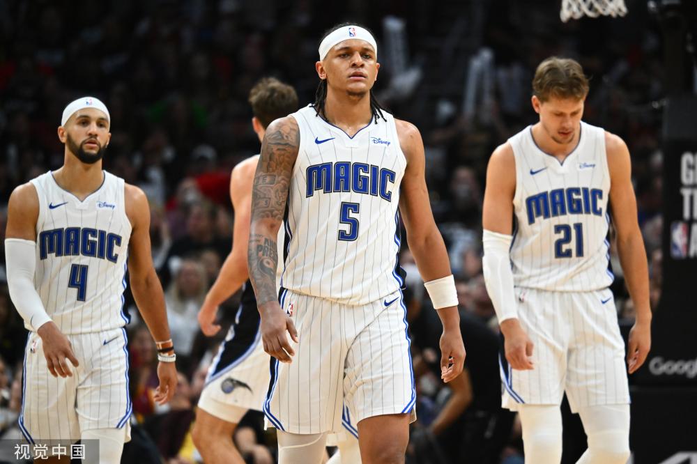 坚持紧凑的 坚持紧凑的