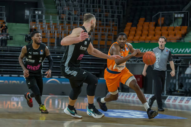 及潜在的战 及潜在的战