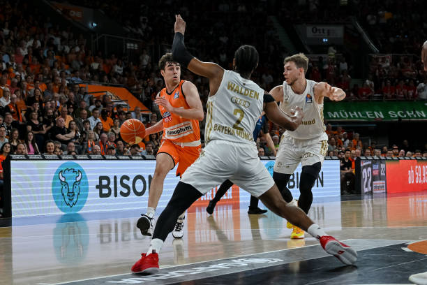 边后卫压上 边后卫压上